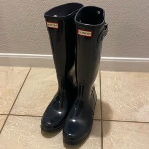 Brand new, never worn tall Hunter rain boots in navy gloss